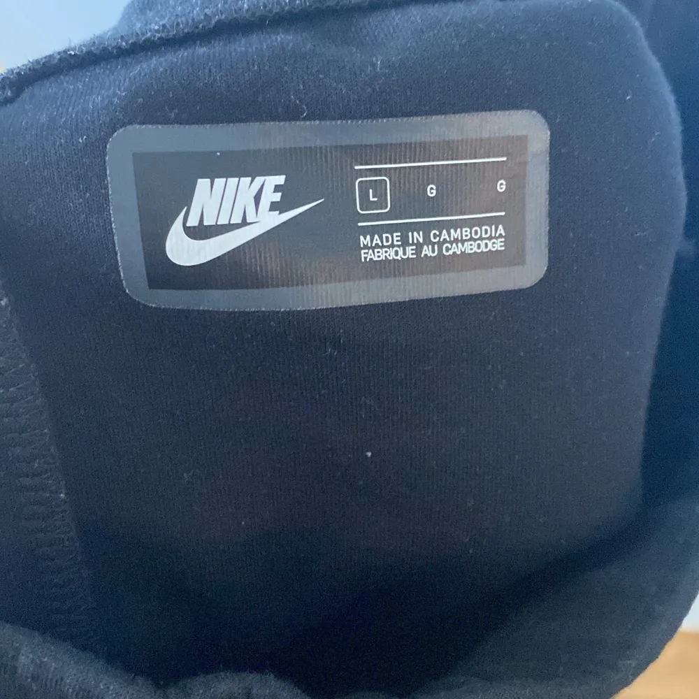 Finns Nike tech byxorna också till koftan, likt koftan så är den här rätt så använd också, men inte så avfärgad. Storlek: L, men återigen passar för de i lite mindre storlek.  Byxorna passar för båda könen!. Jeans & Byxor.