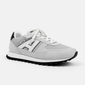 Axel Arigato sneakers  - Gråa, snygga sneakers från Axel Arigato! Säljer pga felköpt storlek 🤍 Skorna har aldrig använts.  Nypris/Köpta för 2000 kr 