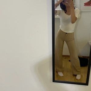 Kostymbyxor  - En par skit snygga kostymbyxor från bershka i storlek 32. Säljer pågrund av att de har blivit för små :( använda ganska många gånger men ser ut som helt nya! Ordinarie pris 499, köparen står för frakt.