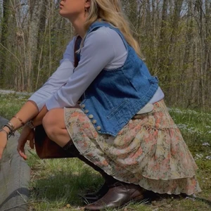 Blommig volangkjol - Säljer denna jättefina blommiga, volangkjol från NAKD. Den har stretch högst upp. Jättefin som tub topp oxå. 