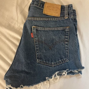 jeansshorts - Säljer dessa jättecoola och trendiga jeansshorts från levis! små i storleken! Jag har i vanliga fall storlek 27!