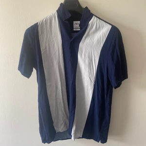 Zara kortärmad skjorta - En superfin randig kortärmad skjorta från Zara som går att matcha till nästan vad som helst. Plagget är inte menat för bara man eller kvinna utan det har en mer unisex passform. Önskas fler bilder är det bara höra av sig, köpare står för frakt!