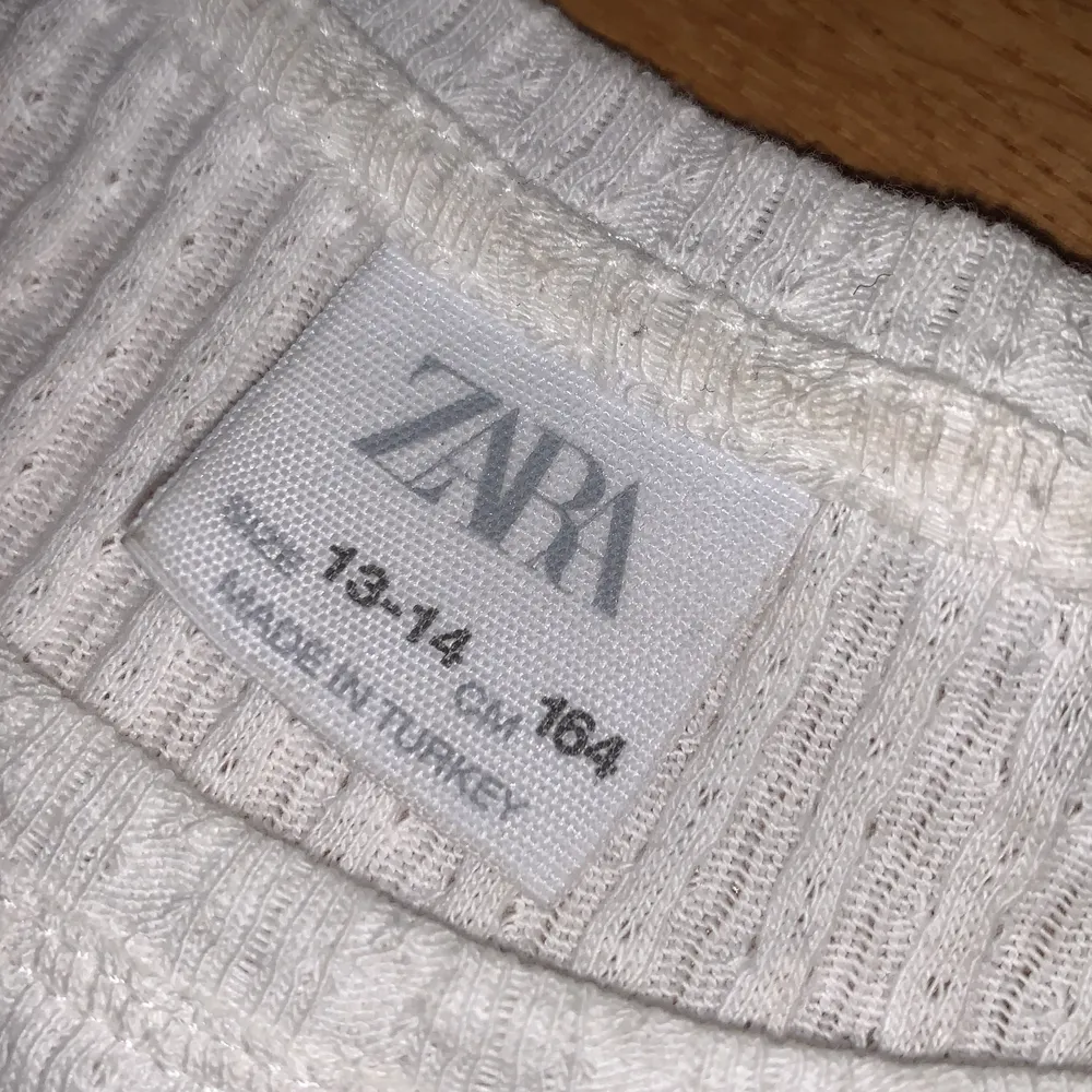 En zara volang tröja i storlek 164. Använder den inte längre för att jag tröttnar på den. Använt den få gånger och är i relativt nyskick.. Tröjor & Koftor.