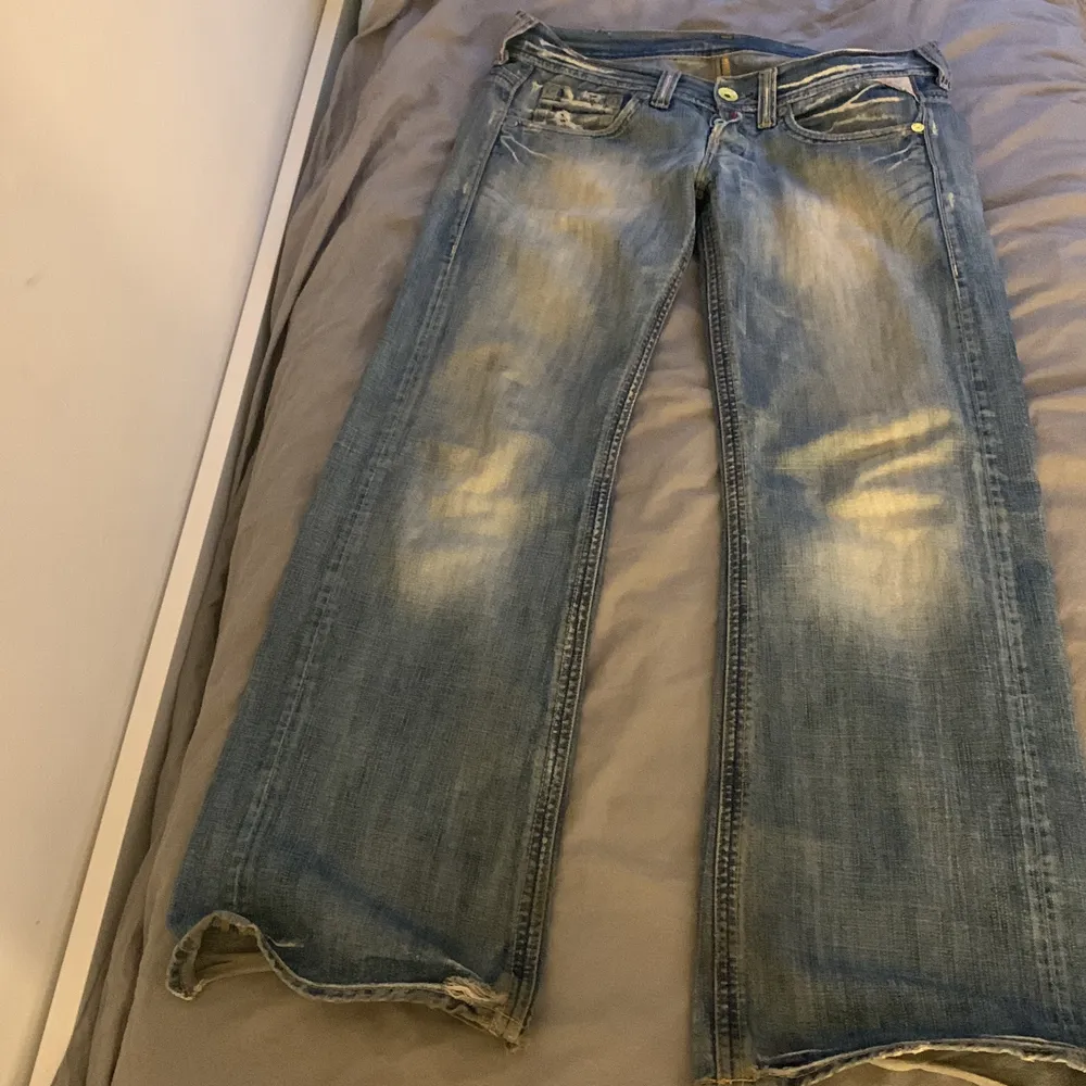 Mammas Jeans som ej använts på 5 år köpta år 1999/2000 ish dom är slitna längs ner annars super fina. Är i strl 30 men är stora i midjan och passar henne som har 43 i Jens på typ hm. då replays storlekar är lite skeva skriv för mer info . Jeans & Byxor.