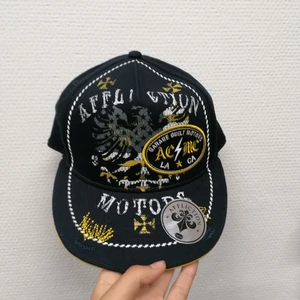 Keps  - Intressekoll på denna feta kepsen, vet ej märke eller ifall den är äkta så pga det kan priset diskuteras ❗