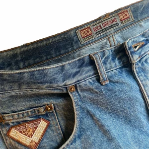 Vintage Rock Dreams Baggy Jeans - Supercoola baggy jeans med en vintage look! De är rätt använda men enligt mig är det bara nice, jag tycker att de ser bättre ut så här. Jag säljer dem endast för att de är lite för korta för mig. De kommer ifrån sent 80-tal och gjorda i Portugal!