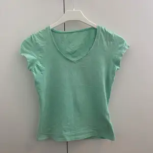 En jättefin sommar t-shirt i blågrön. storlek S😎