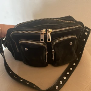 Nunoo väska - Säljer min nunoo väska som jag längre inte har användning för! Den är i bra skick, man får plats med mycket! Köpte min för 1500, säljer min för 500! 