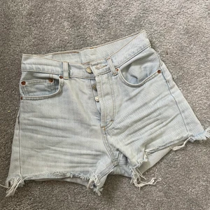 Levis jeansshorts  - Shorts från Levis i storlek 25. Säljer pga kmr inte till användning💓