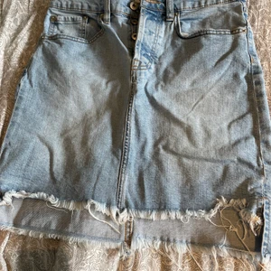 Jeans kjol  - Jätte fin jeans kjol, lite längre på baksidan 