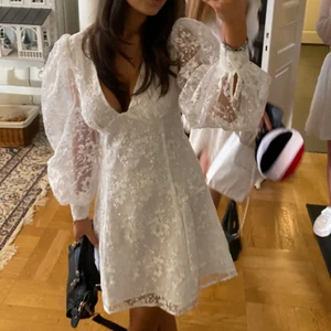 Vit klänning  - Världens finaste vita klänning med puffiga ”spets” ärmar. Endast använd en gång. 