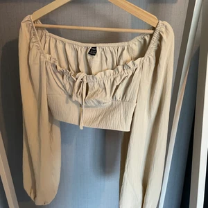 Topp - jättefin topp från shein, använd 1 gång, är en xs men skulle säga att de är en S och passar någon med större byst då tyget hänger ner mycket.. annars älskar jag den men somsagt lite för stor för mig som vanligtvis är en xxs-xs (32-34) den är beige/linne