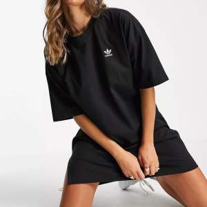 Oversize T-shirt ”klänning” från Adidas Originals. Köpt på Zalando för 679:- 2020. Använd 2-3 gånger så den är som ny.