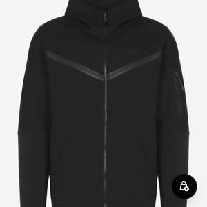 Svart Nike tech fleece hoodie herr i färgen svart storlek S, använd 2-3ggr och köpt i Nike butiken i gallerian sthlm