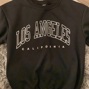 Tröja -  Säljer denna super fina tröja som är i bra skick i storlek petite xxs men passar mig dom har xs köparen står för frakten ❤️