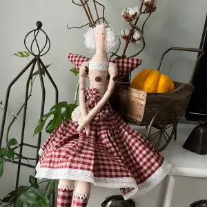 Säljer dessa fina Tilda dockorna som min mamma har sytt! De är jättefina och söta och passar perfekt som dekoration där hemma! Det finns flera dockor så om ni är intresserade i att kolla vilka fler som finns så är det bara att säga till! 