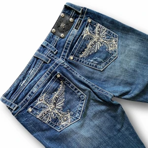 Miss Me Jeans  - ⚠️  Måtten finns i beskrivningen! Gör inga try ons! ⚠️ Jeans från Miss Me, storlek W31. I fint skick! Spårbar frakt är inräknad i priset. Mått: Midjebredd (under naveln) 41cm, grendjup 21cm, innerbensländ 82cm. 