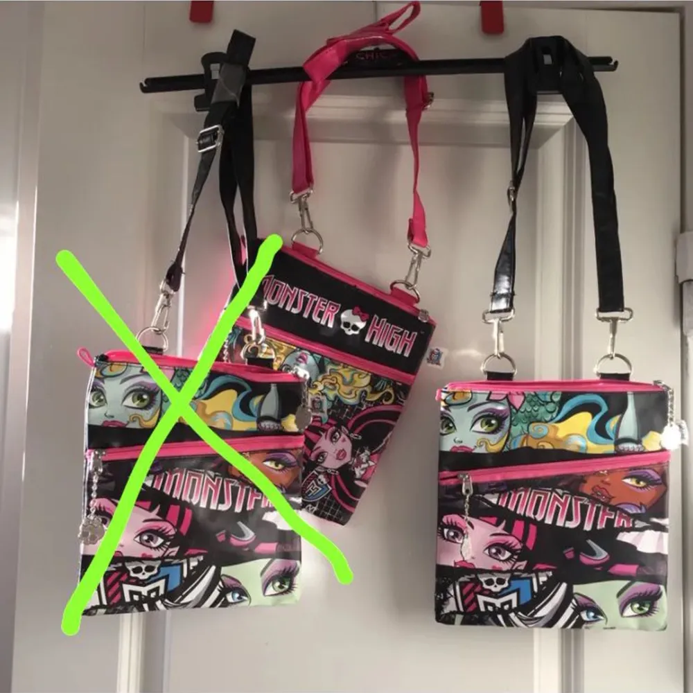 Tre helt nya Monster High väskor. Den rosa väskan är lite sliten i sidan även om den är helt ny, så priset på den kan diskuteras. De andra två väskorna är i nyskick. Säljer väskorna för 50 kr st eller två för 80. En svart väska är såld. Frakt varierar. Väskor.