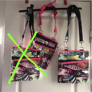 Tre helt nya Monster High väskor. Den rosa väskan är lite sliten i sidan även om den är helt ny, så priset på den kan diskuteras. De andra två väskorna är i nyskick. Säljer väskorna för 50 kr st eller två för 80. En svart väska är såld. Frakt varierar