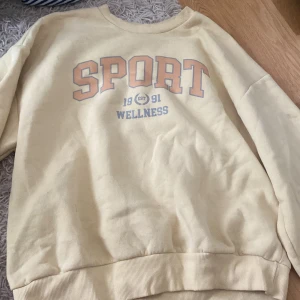 Collagetröja storlek S - En gul collagetröja med tryck från ginatricot. I storlek S men sitter lite oversize. Jättefin och somrig