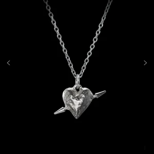 Maria Nilsdotter halsband  - Säljer mitt fina halsband från Maria Nilsdotter i modellen Tuvstarr. Längd 45 cm. Knappt använt 