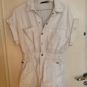 Byxdress Zara - Vit byxdress från Zara