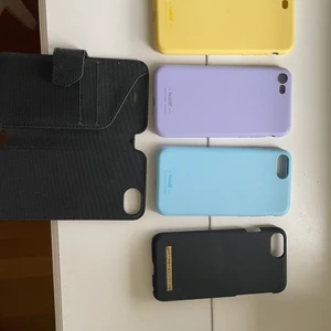 Mobilskal iPhone 7/8 - Fyra mobilskal (plus plånbokskal) i fint skick till iPhone 7 och 8. Har några små defekter som kan skickas bild på vid intresse. Nypris styck är ca 100kr.