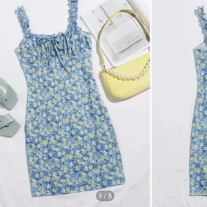 blå klänning - Säljer denna jättefina klänningen från shein i storlek xs, använd max 3 gånger. 59kr+frakt.