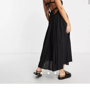 SOMMARKLÄNNING ASOS stl 36 - !Lånade bilder! En jätte fin perfekt strandklänning nu till sommaren. Helt ny och säljer pga beställde flera storlekar🌟Köpt för 349kr och är nu helt slutsåld🌟Önskan av fler bilder så är det bara att höra av sig🤍