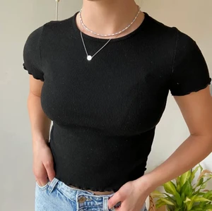 croppad topp - Säljer en croppad svart topp med detaljer på ärmarna från gina i storlek XS. Köpte på plick men den passade ej därav lånade bilder 💕