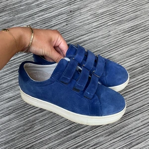 Blåa sneakers från j Lindberg  - Världens finaste blåa färg och modell men är tyvärr för små för mig, storlek 36!  Använda men absolut i gott skick!🤍  Bara att skriva vid frågor eller mer bilder! 