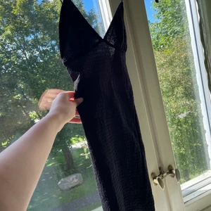 Fin svart klänning från HM  - Fin svart klänning från HM ser ganska tight ut men passar väldigt bra med rätt  storlek 👼🏼😇
