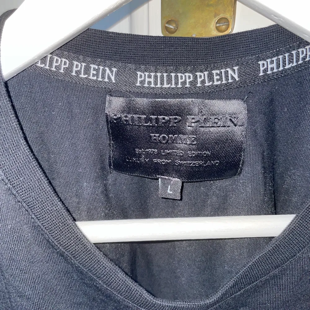 Philipp Plein Homme t-shirt med döskalle tryck. Köpt på vintage butik, antagligen fake. Frakt tillkommer. Stenarna sitter inte särskilt bra och ramlar emellanåt av. Storlek L.. T-shirts.