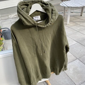 Acne Studios hoodie  - Hej, säljer nu min Acne hoodie med Khaki färg. Den passar någon som vanligtvis har Large. Den är i riktigt bra skick och har inga synliga tecken på användning. Acne loggan står längre ner på hoodien ”As”. Hör av er om ni har frågor.