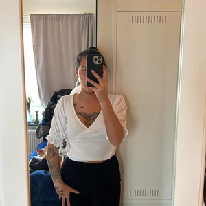 Gullig topp  - Köpt på Monki, aldrig använd med prislappen kvar. 