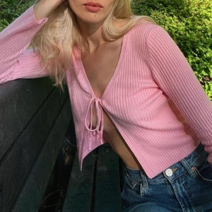 ROSA TOPP - Hej! Säljer en rosa topp/cardigan från bikbok i superfint skick! Storlek xs ❤️ Frakt kostar 49! 