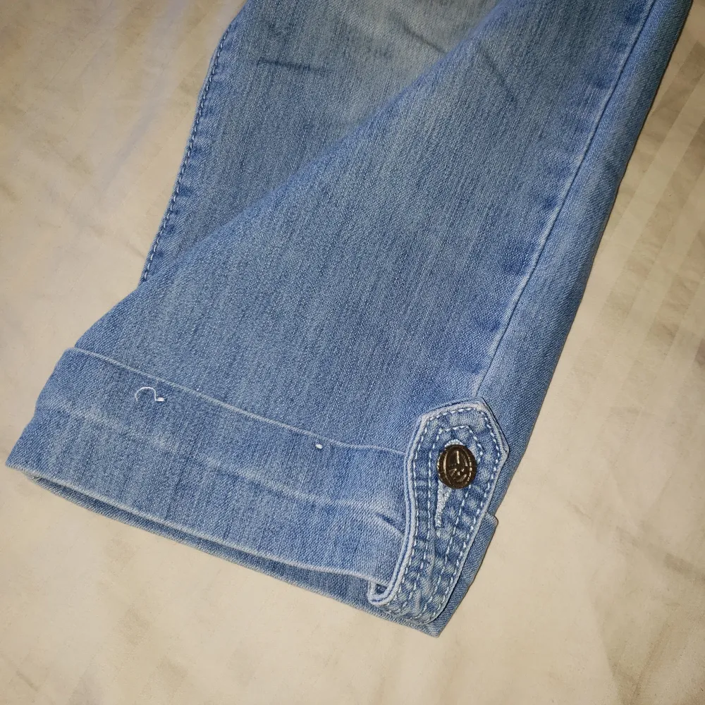 Fina somriga jeans i trekvartsbyxa. Fin detalj nertill. . Jeans & Byxor.