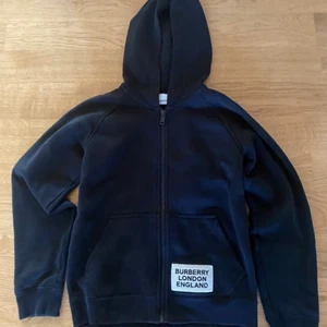 Burberry zip Hoodie  - Säljer min burberry hoodie då jag knappt använder den längre storlek 164