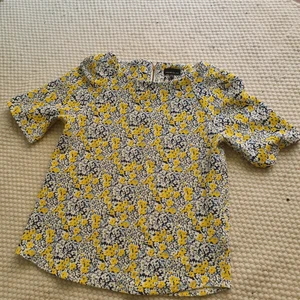 Blommig top från Warehouse  - Somrig blommig top från Warehouse. 