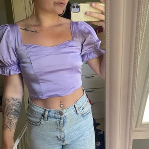 Lila topp med fina detaljer  - Endast testad. Dock inga lappar kvar. 