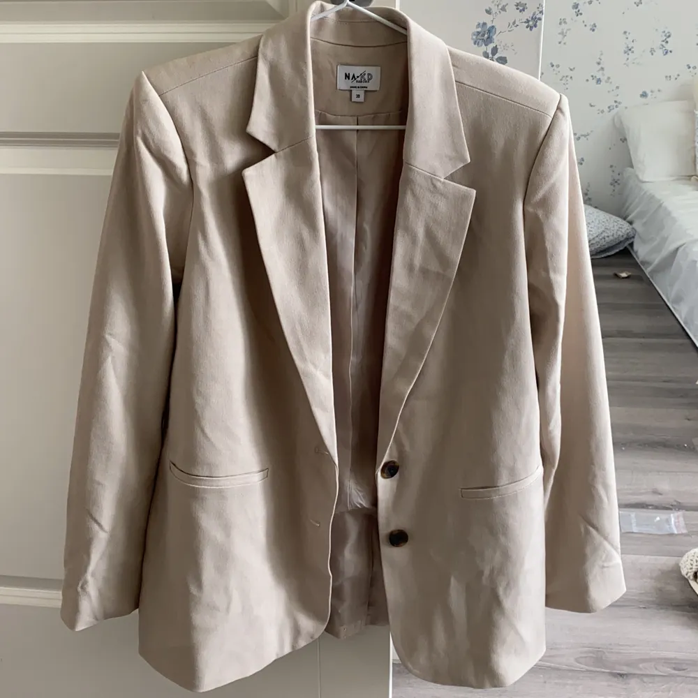 Den perfekta beige kavajen från NA-KD. Storlek 38. Nypris 639kr. . Kostymer.