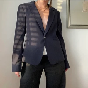 H&M, Marinblå Kavaj - Snygg Marinblp kavaj från H&M. Storlek 44, men blir snygg oversized om du är som jag storlek 34! 