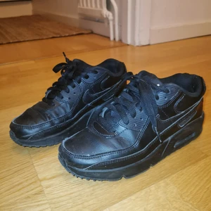 Nike air max 90 svarta  - More or less oanvända, kan inte ha pga en skada jag har på vristen :( så snygga och sköna annat :( .
