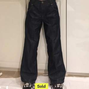 Skit snygga baggy jeans från only!! Bra kvalitet bara använda ett fåtal gånger. Jag är ca 170 cm. Innerbensmått: 76 cm. Midjemått: 40 cm. Kan mötas i Stockholm eller frakta. Köparen står för frakten💓😉 