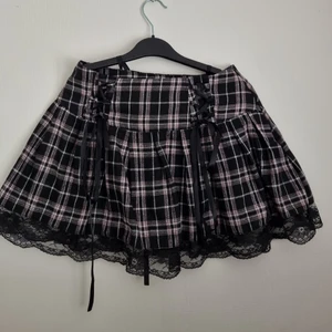 Söt kjol - Säljer en söt kjol :) Den har fyra stycken snörningar och spets vid botten 💕 Ingen aning om dess märke då jag inte köpt den :) Skriv ifall ni har frågor 💅