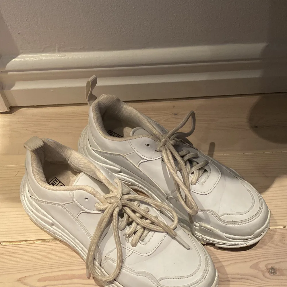 Säljer dessa vita sneakers från Nelly shoes. Köpare står för frakten💌. Skor.