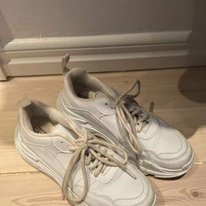 Säljer dessa vita sneakers från Nelly shoes. Köpare står för frakten💌