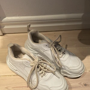 Sneakers - Säljer dessa vita sneakers från Nelly shoes. Köpare står för frakten💌
