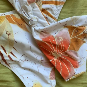 Bikini - Blommig bikini från Rhythm. Storlek XS. Helt ny med lappar och hygienskydd kvar. Säljer pga för liten för mig. Underdelen: Visar ganska mycket rumpa. Kan has både som lågmidjade eller dra upp kanterna över höfterna. Överdelen: Går att reglera i axelbanden men inte i ryggen. Inget spänne utan dras över huvudet. FRAKT INGÅR. Priset kan diskuteras. ☀️