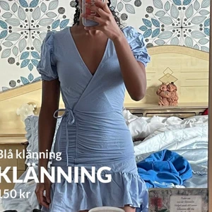 Klänning  - Blå klänning från Gina Tricot som används en gång i storlek XS. Snöret går inte runt kroppen utan går bara att justera där fram